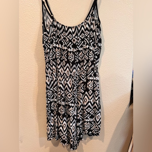 Sleeveless Romper w/ pockets - Picture 7 of 7